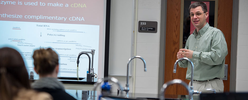 Honors Professor Brad Isler teaching Biotechnology