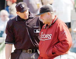Umpire Jeff Kellogg explains a call to former Houston Astros Manager Jimy Williams