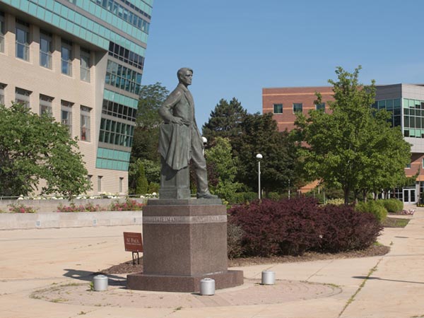 A statue of a man in the middle of a concrete courtyar