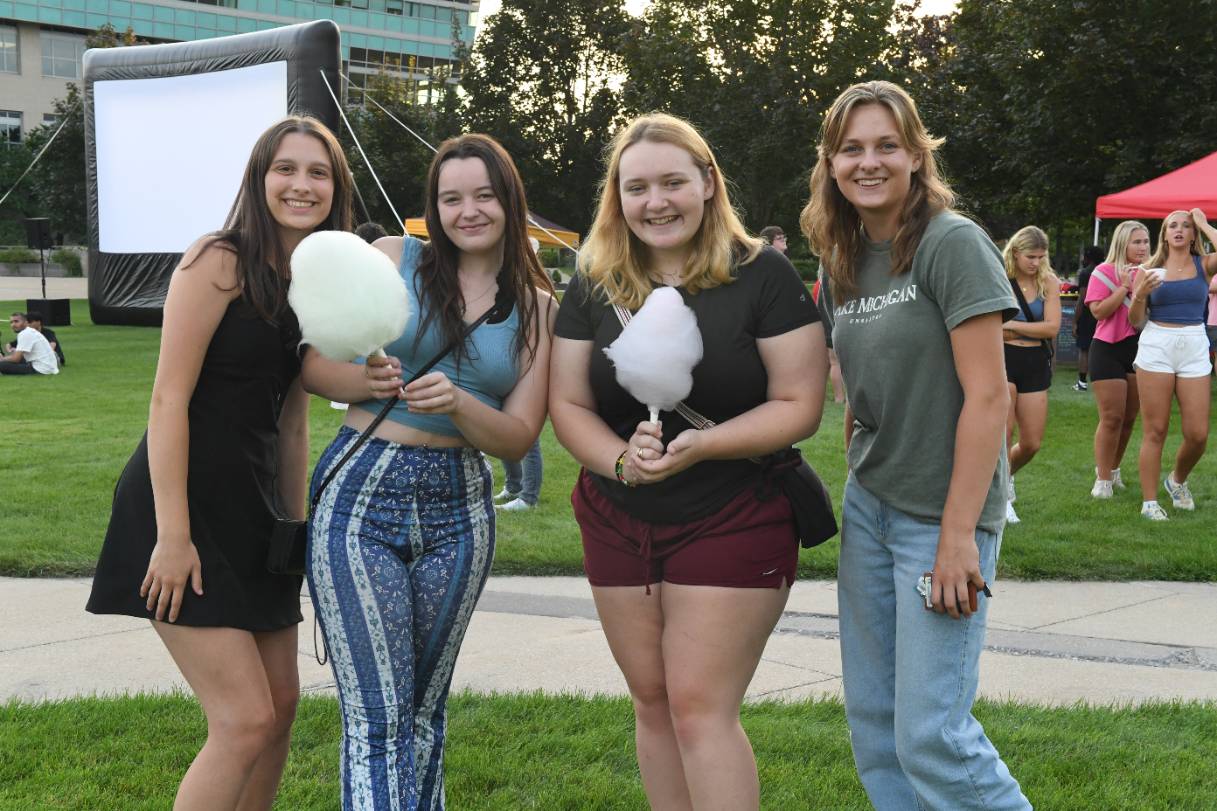 Students in front of blow up Bulldog