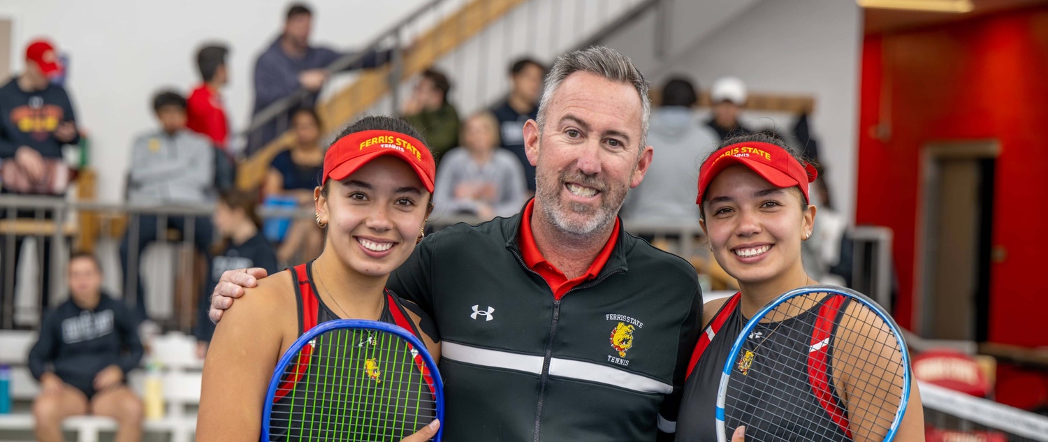  Ana Sofia Hernandez-Ferrer, head coach Mark Doren, and Maria Fernanda Hernandez-Ferrer posing together