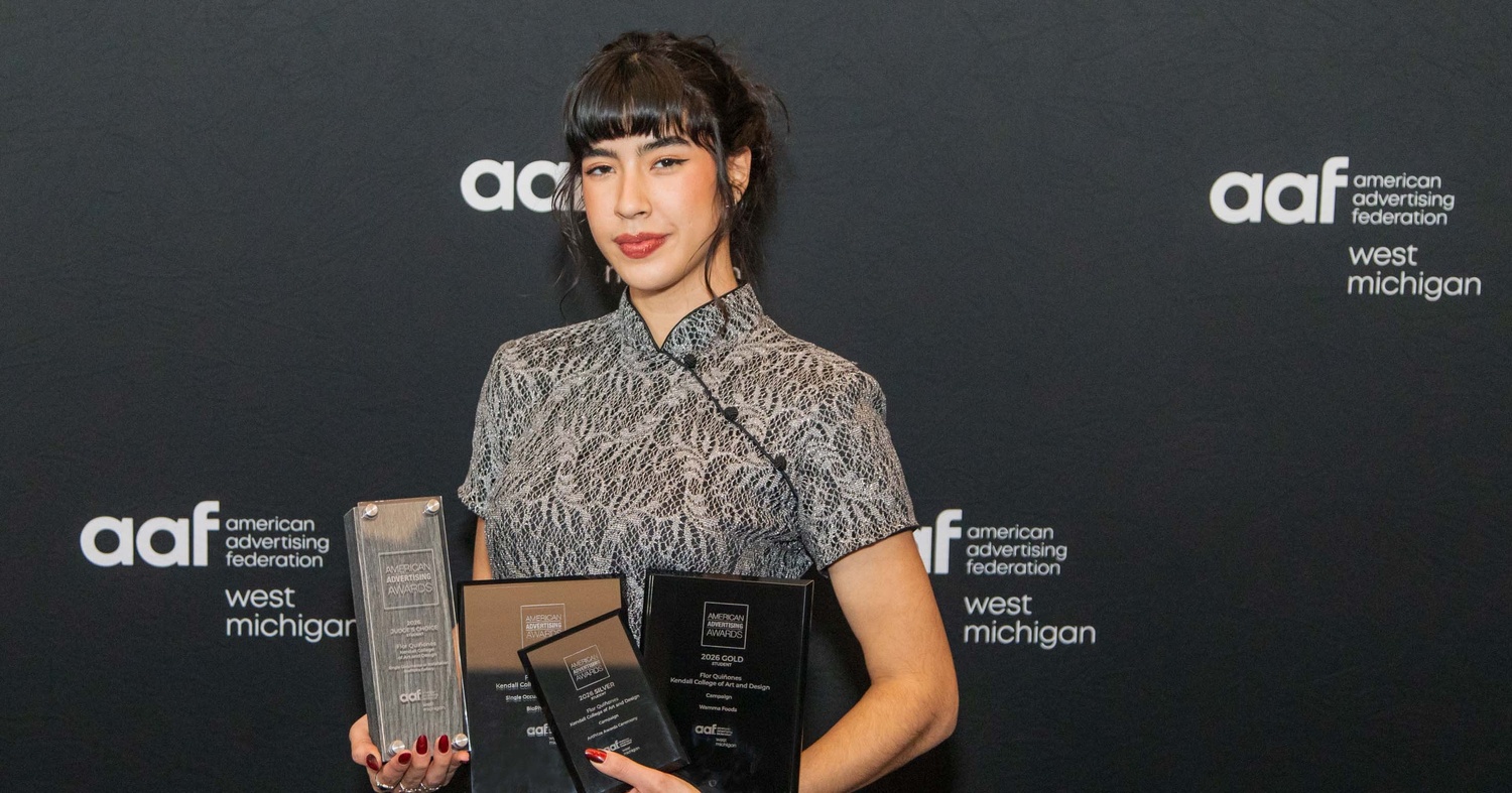 Quiñones holding the multiple awards she won at the Addys