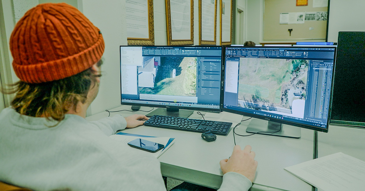 Ferris State University Surveying Engineering student using mapping cloud point software in a lab.