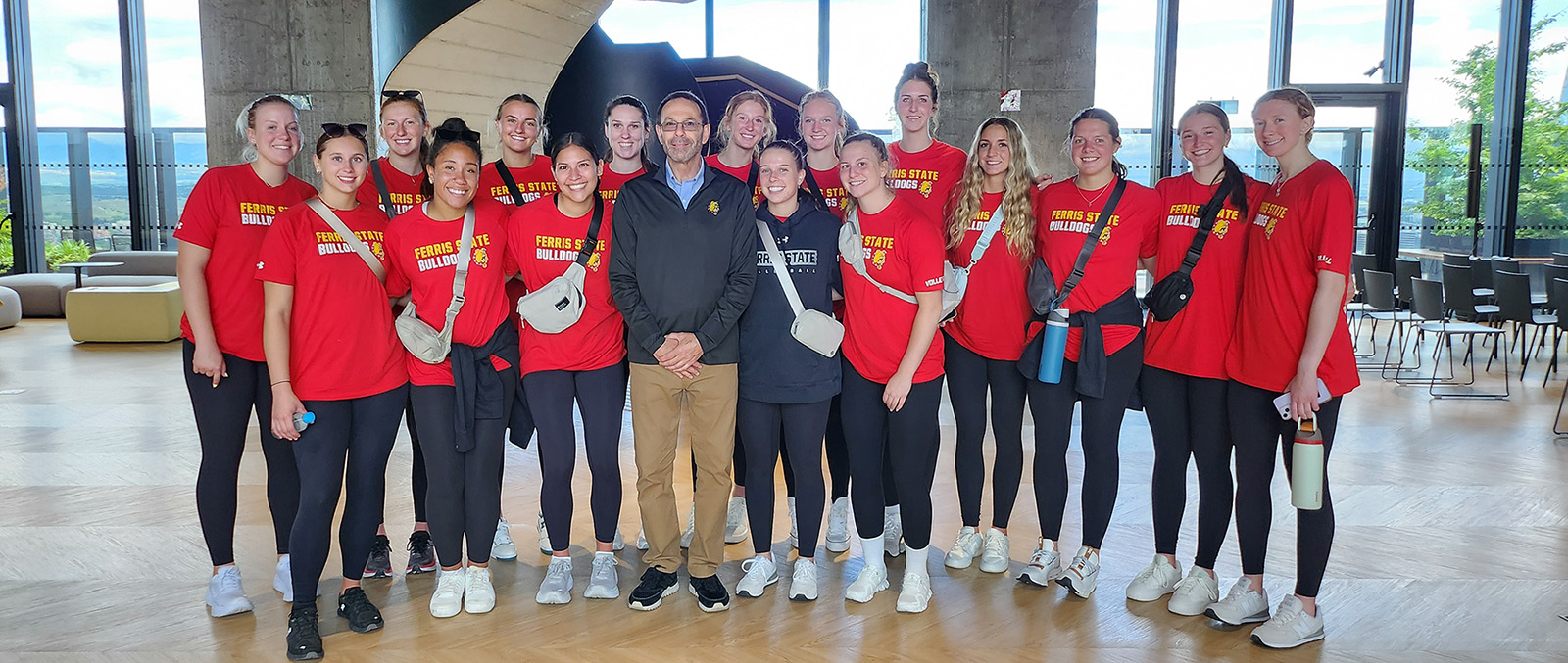 Un alumno de Ferris State que vive y trabaja en España conoció al equipo de voleibol Bulldog en su viaje al extranjero.