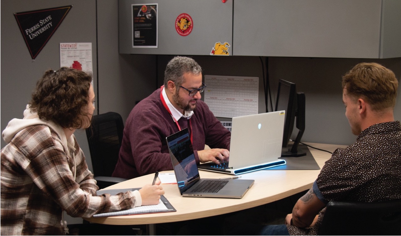 Advisor helping students.